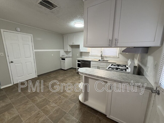 Photo - 1017 E 38th Pl