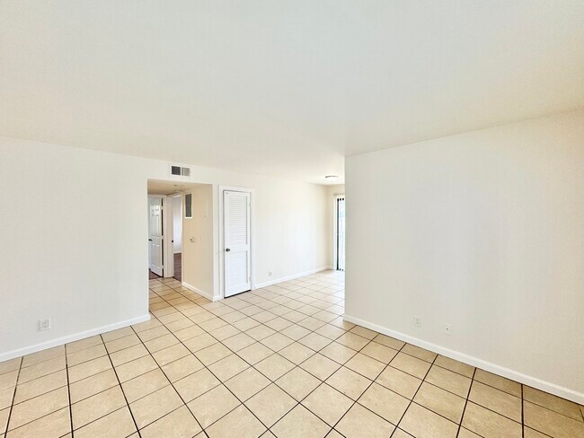 Photo - 5917 Woodman Ave Unidad 103