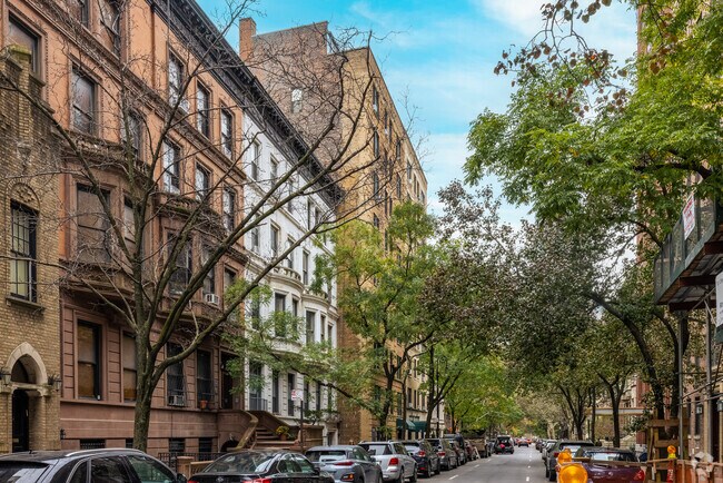 Photo - 24 W 69th St