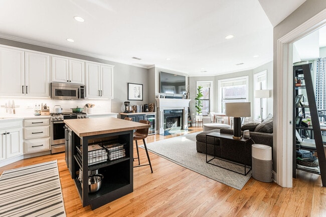 Photo - 726 W Addison St Unit 3