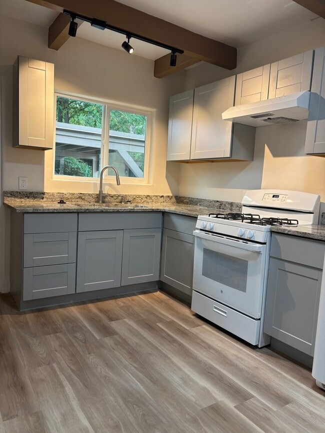 Photo - 1428 Vassar Dr NE Unit B