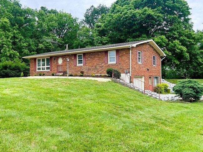 Building Photo - Corydon Rental | 3 Bedroom, 2 Bath Home on Nearly 2 Acres