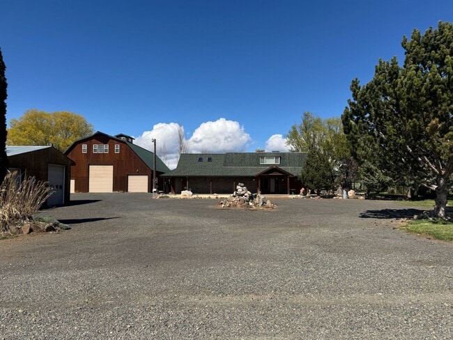 Building Photo - 3 Bedroom Home on Two Acres