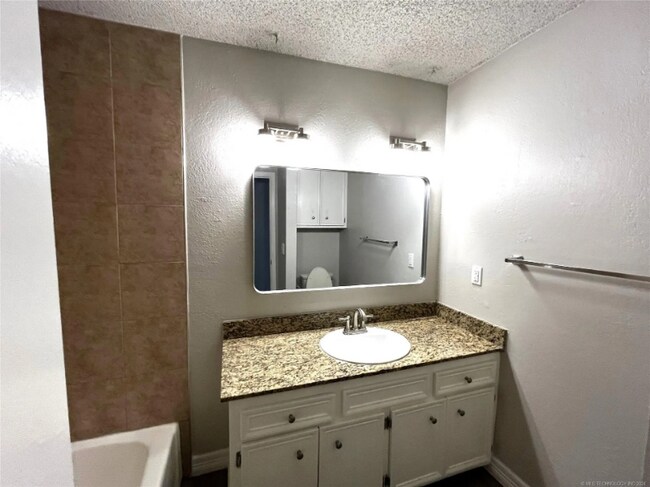 Photo - 8304 E 65th St Unidad 1