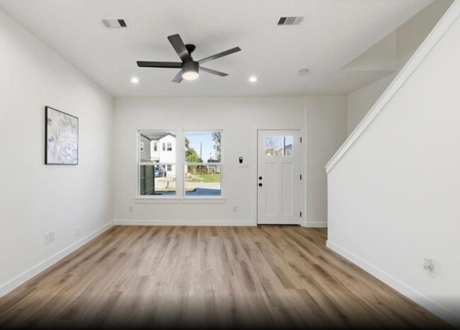 Photo - 7958 Henson St Unidad B