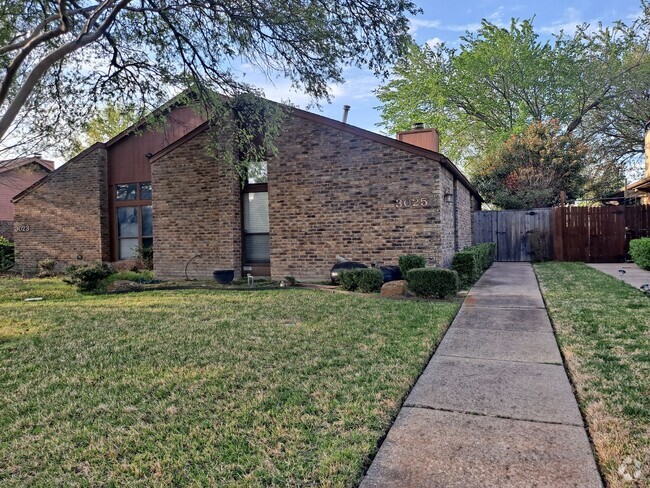 Building Photo - Location Location Location! Beautiful 2/2... Rental