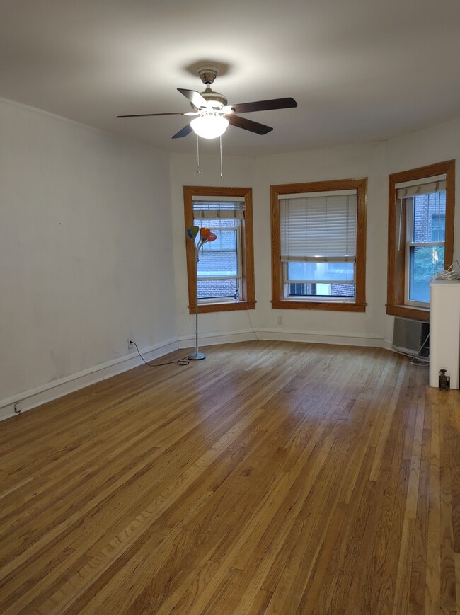 Building Photo - 539 W Addison St Unit 1S