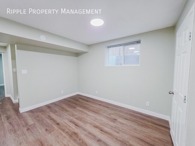Photo - SPACIOUS 1 BEDS, 1 BATHS LOWER UNIT | IN-SUITE LAUNDRY & PRIVATE ENTRY