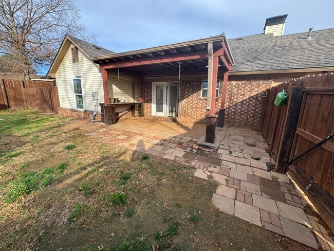 Photo - 3 BEDROOM  2 BATH 2 CAR GARAGE SITTING ON A CORNER LOT.  FEATURES INCLUDE: WASHER & DRYER HOOKUPS...