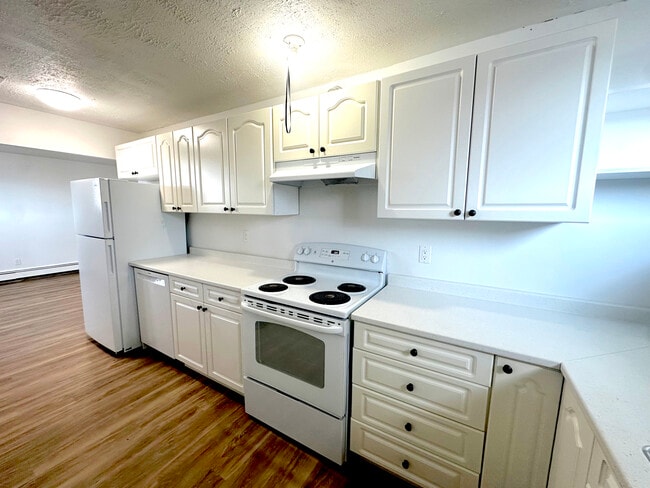 Building Photo - 37B Moore Street, Kitimat, BC, Canada Unit B