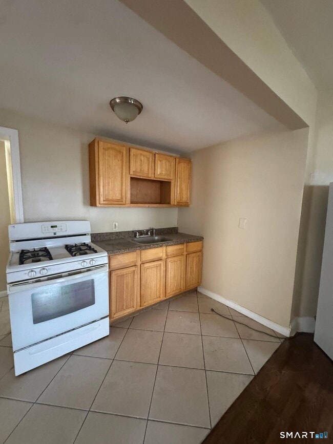 Building Photo - 49 Dover St Unit 1R