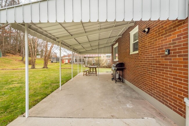 Photo - AVAILABLE JULY 1ST!! Don't miss this STUNNING 3 BEDROOM IN MCCANDLESS!!