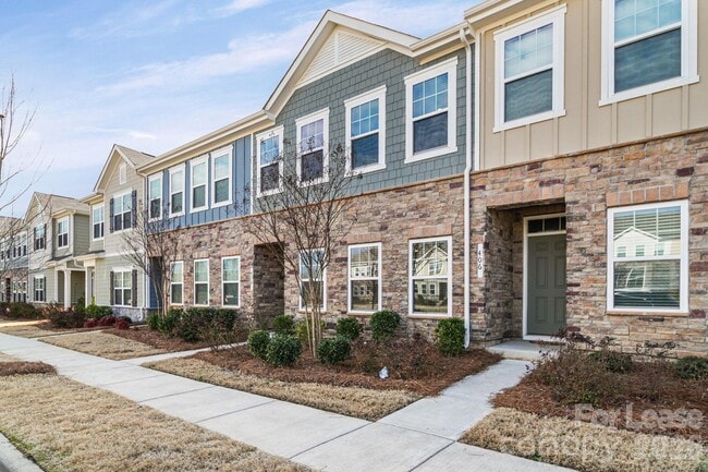 Photo - 410 Kenwood Vw