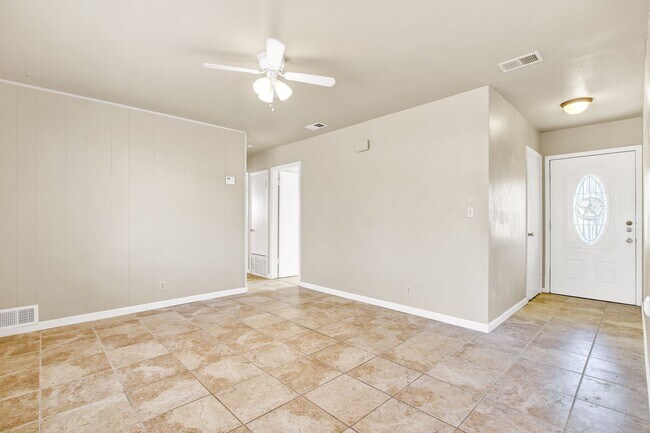 Photo - ***SHORT LEASE TERM OPTIONS AVAILABLE***Single-Story Living Minutes From UTSA & The Rim
