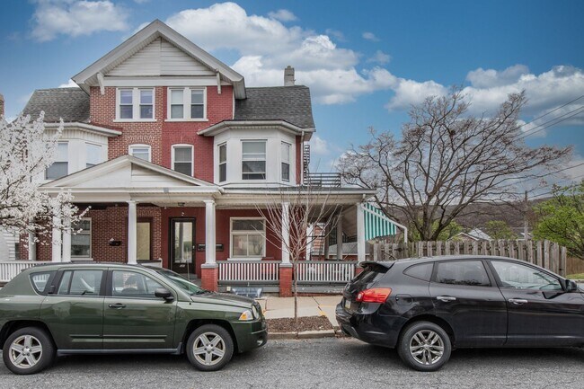 Building Photo - 540 Seneca St Unit Apt 2