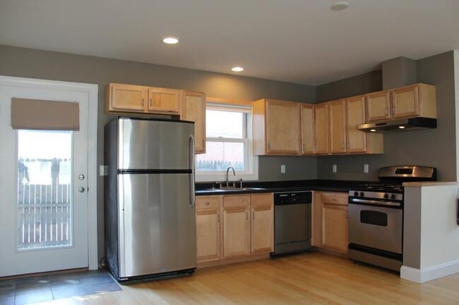 Photo - 18 Monroe St