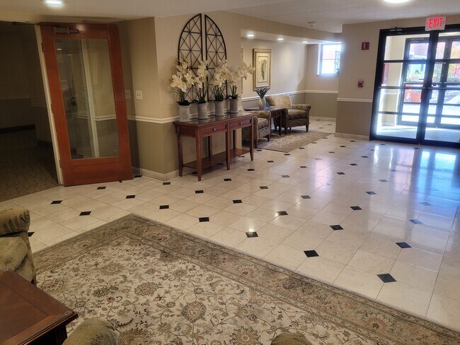 Lobby - 100 Ledgewood Dr Unit 216