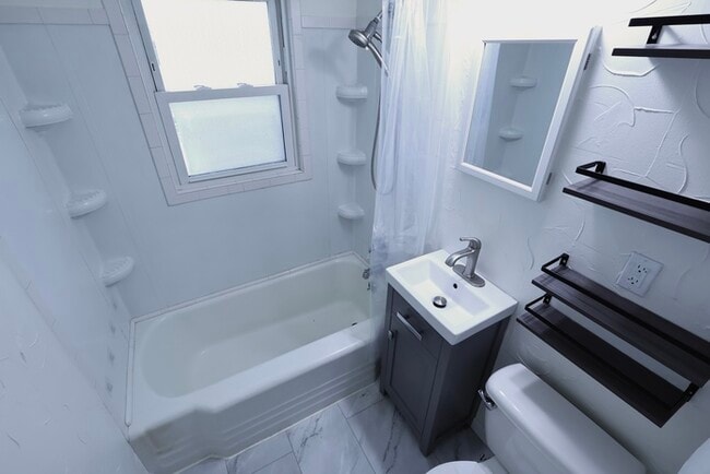 Photo - 843 Davies Ave