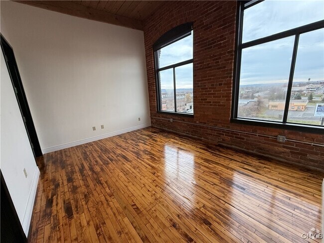 Building Photo - 421 Broad St Rental