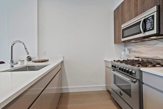 Photo - 695 6th Ave
