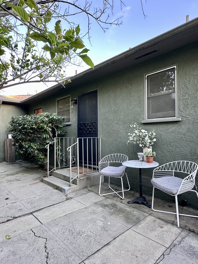 Patio lateral norte con área al aire libre que se puede cercar. - 4419 Ledge Ave