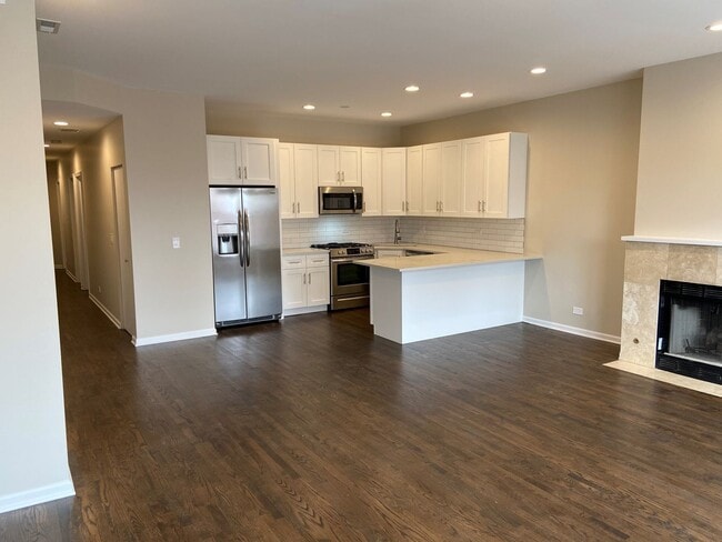 Building Photo - 1837 W North Ave Unit Apt. 2