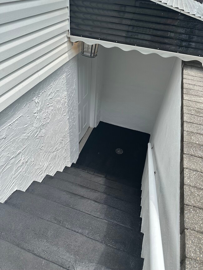 Building Photo - 522 Bayport Ave Unit Apartment