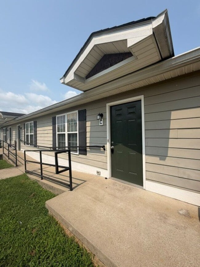 Building Photo - 135 Amy Ave Unit Apt. C