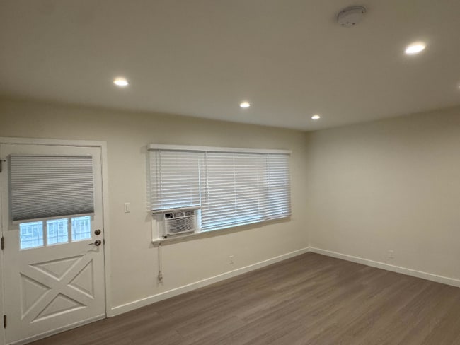 Photo - 421 E Acacia Ave Unit B