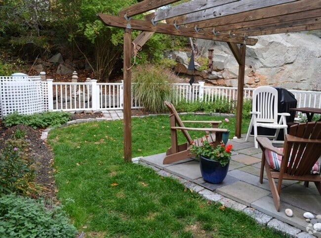 Building Photo - Winter Rental: Available Oct. 1-May 31 (Ut...