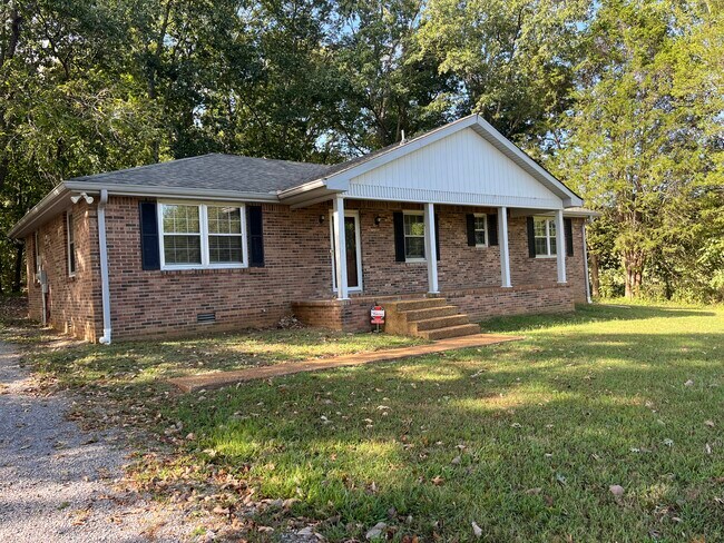 3Bd/Ba on 2 acres in quite setting - 660 Rogers Ln House