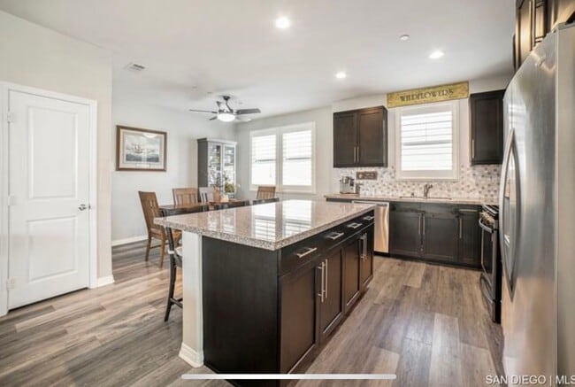 Beautifully updated 3-story townhome near ... - Beautifully updated 3-story townhome near ...