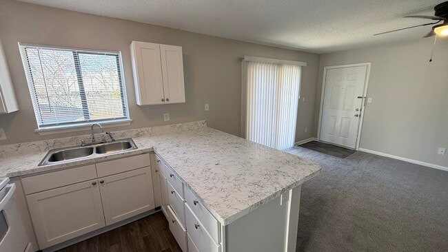 Cocina con barra de desayuno - Nottingham