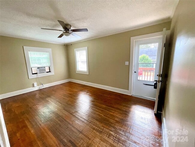 Photo - 338 Magnolia St NW