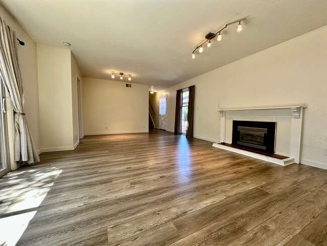 Photo - Spacious 3 Bed 2.5 Bath Walnut Creek Townhome - Commuter's Dream!