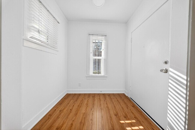 Photo - 5225 De Longpre Ave