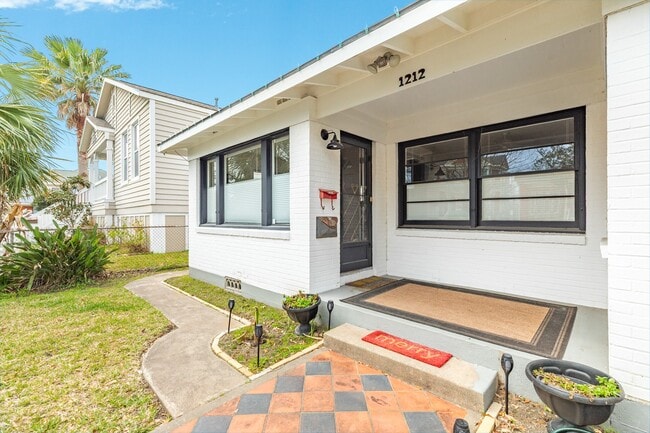Photo - 1212 Avenue H