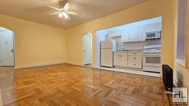 Photo - Spacious 1-Bedroom Co-op – 6th Floor – Woodside Unidad 6F