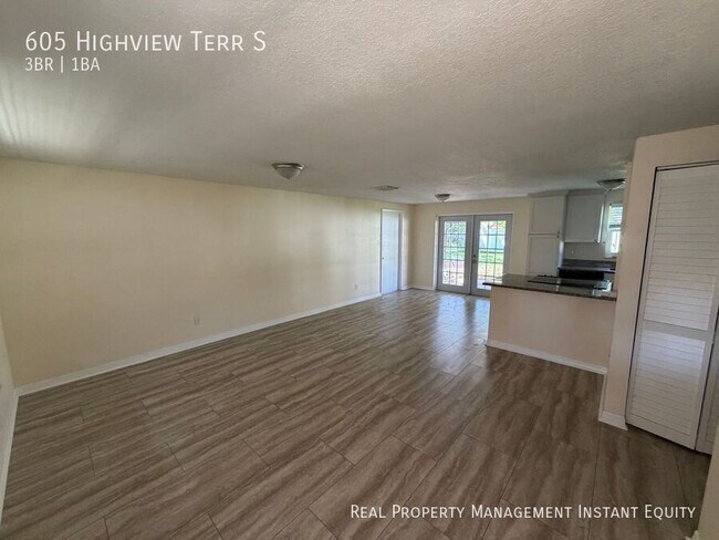 Photo - 605 Highview Terrace S
