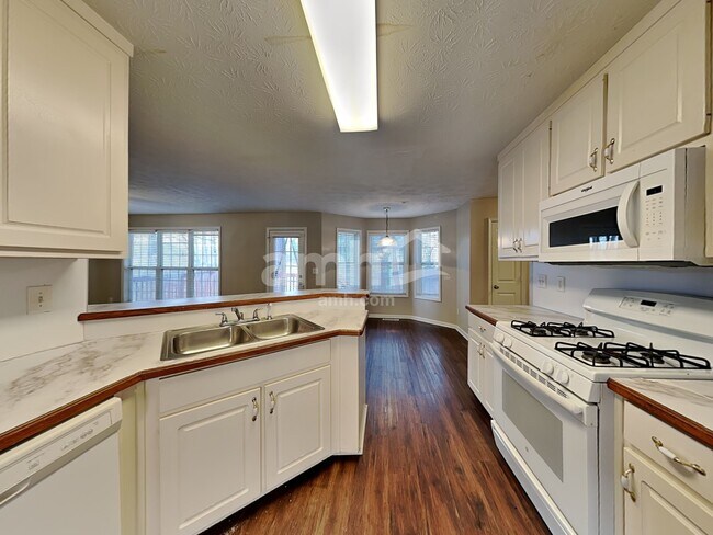 Photo - 682 Simon Park Cir