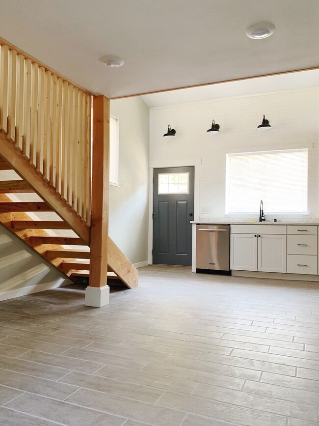 Photo - 387 Manley Rd Unidad A