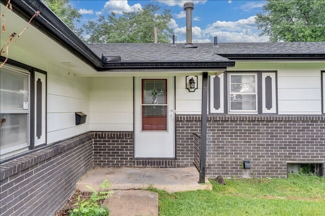 Photo - Beautiful Three Bedroom, One and a Half Bath