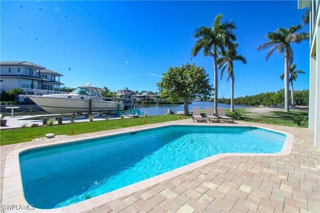 Photo - 4879 Esplanade St