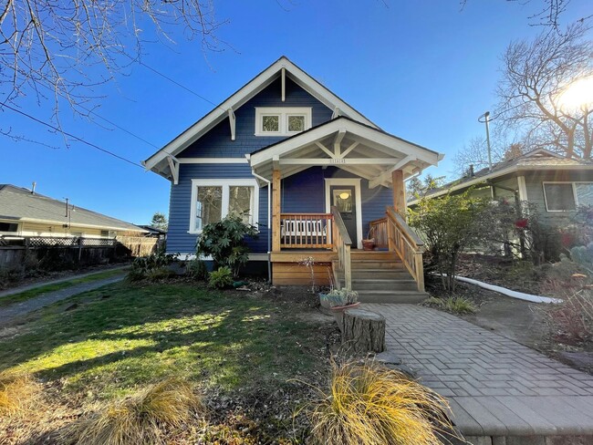 Charming Milwaukie Craftsman Home with Fen... - Charming Milwaukie Craftsman Home with Fen...