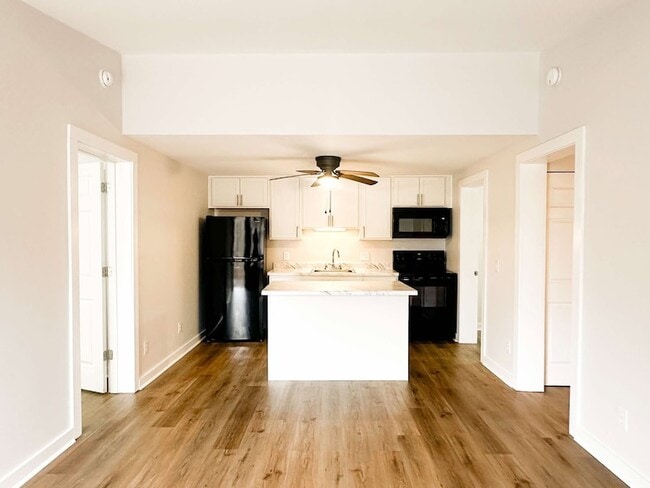 Building Photo - 2421 Madison St Unit 37