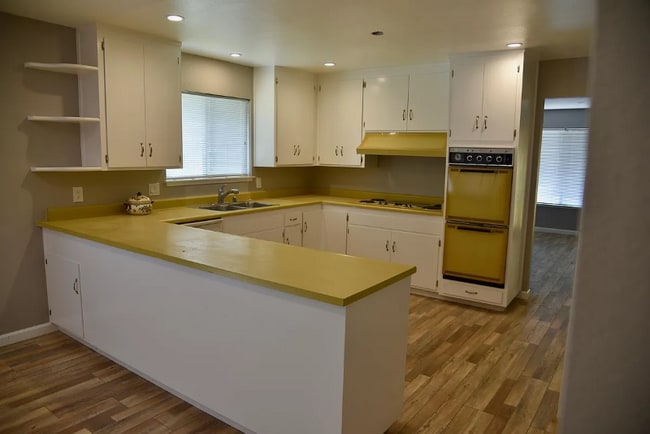 Photo - 1600 Main St