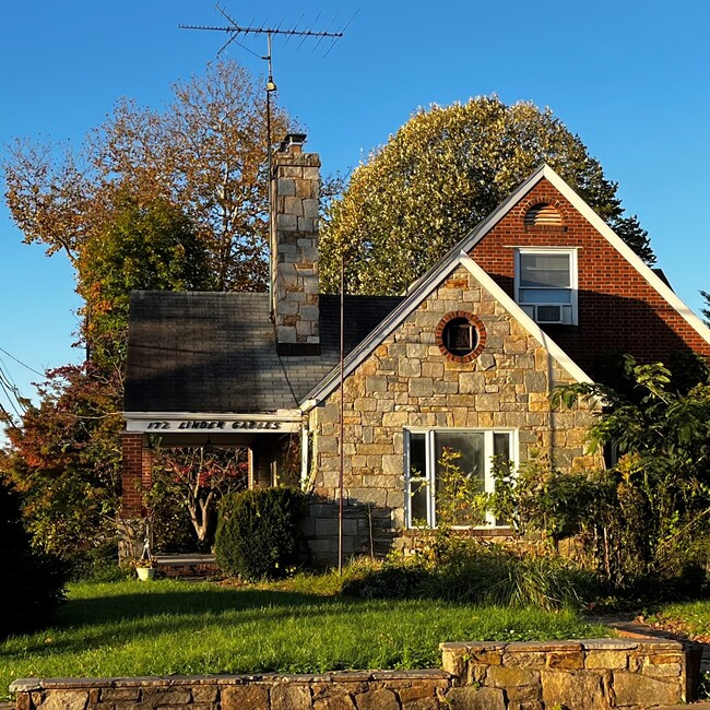 Photo - 172 E Green St Unidad B