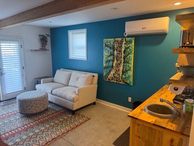 Building Photo - 342 S Mount Vernon Ave Unit Lower