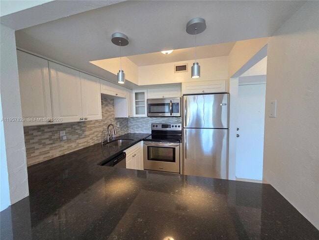 Photo - 2715 Tigertail Ave Unidad ph605