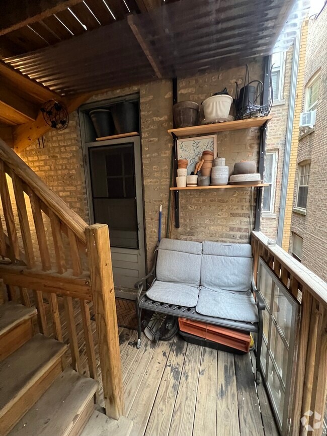 Building Photo - 2421 Lunt W Ave Unit FirstFloor Rental